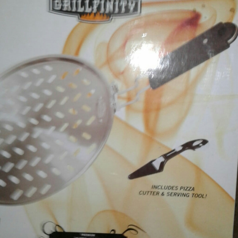 Pizza Pan with pizza cutter and serving tools!  Nw